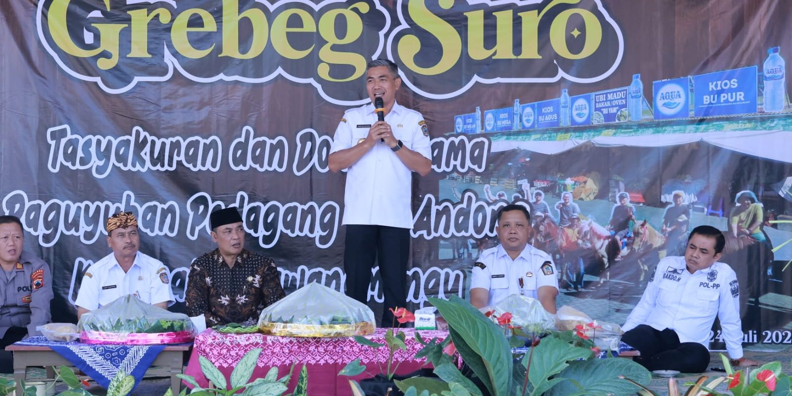 Kepala Dispermades Karanganyar Dampingi Pj Bupati dalam Grebeg Suro di Tawangmangu (2)